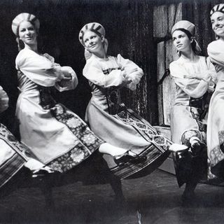 Christine Dwyer and friends of Swanhilde in 'Coppelia'