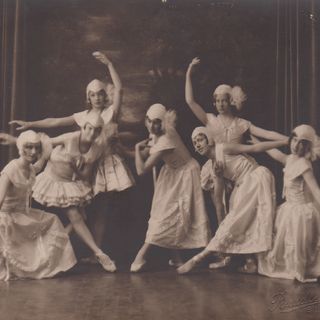 Phyllis Danaher in centre in 'The Quaker Girl',  1929. Courtesy Judith and Wendy Lowe.